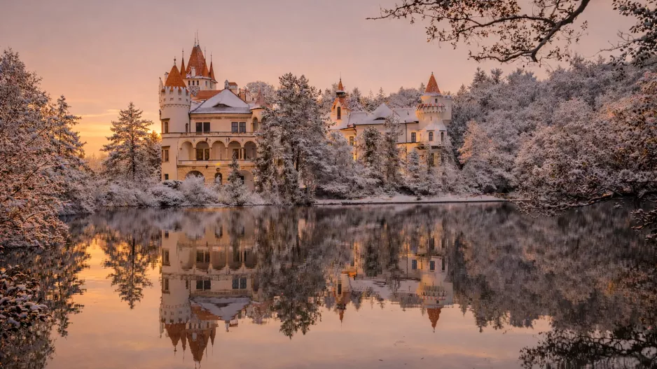 Zámek Žinkovy znovu otevírá brány lednovým prohlídkám a bere vás do světa noblesy klidu a vody