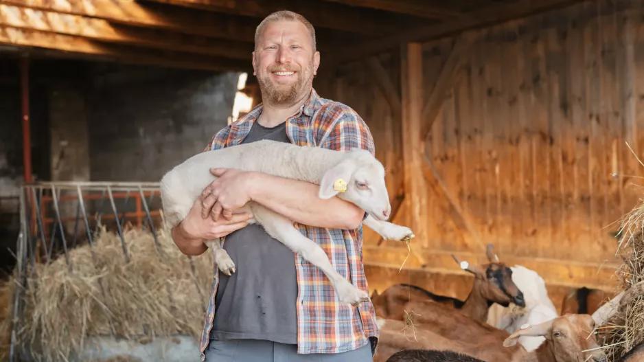 Tipy na výlety s dětmi: Už jste s nimi dojili kozu, krmili medvěda nebo hladili pštrosí kuřátko?