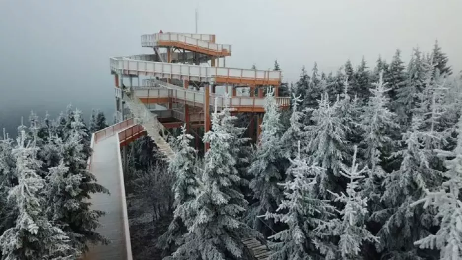 Stezka Valaška láká na skleněnou vyhlídku a adrenalin mezi korunami stromů