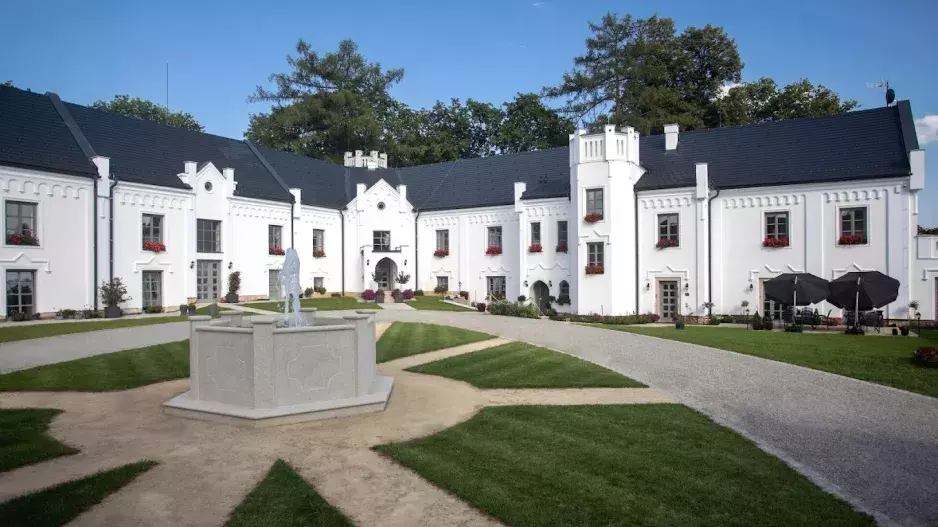 Od koupi zchátralého zámku v Kvaseticích je mnozí odrazovali. Po letech dřiny jej přetvořili na fungující hotel a vyhlášenou restauraci