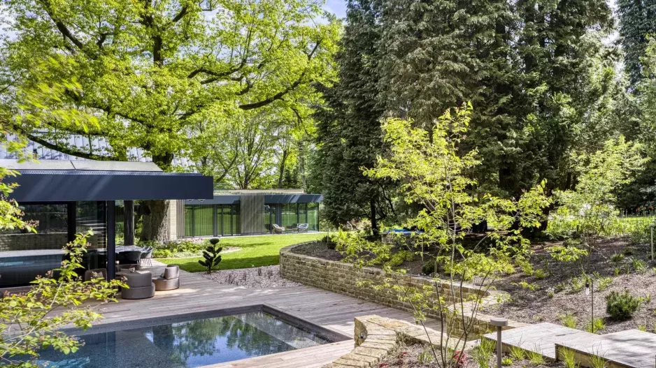 Objevte skutečný luxus ukrytý mezi stromy. Vila v Pyšelích okouzlí klidem i elegancí