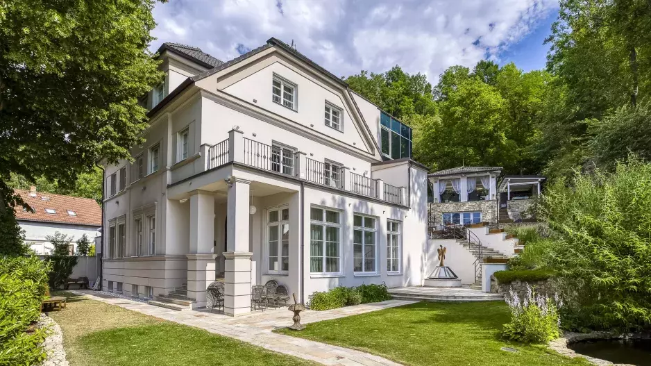 Elegantní vila v Lysolajském údolí nabízí krásné a moderní bydlení obklopené zelení. Původní stavba sloužila dceři Marie Terezie