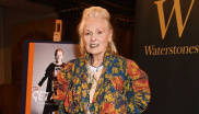 Je to legendární Vivienne Westwood, jejíž styl je s přibývajícím věkem stále více bláznivý (v tom nejlepším možném významu)!
