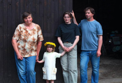 Jaroslava Marková, její dcera Jindra Kopková s manželem a dcerou Magdalenou – hospodáři na farmě
