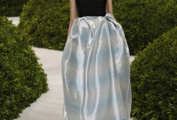Šaty s širokou sukní Dior
