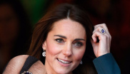 Sice tento prsten nepatří mezi nejdražší, zato je ale ten nejslavnější. Princ William požádal Kate Middleton o ruku s prstenem po své zesnulé matce princezně Dianě. Klenot s 12 karátovým safírem a 14 diamanty okolo má hodnotu 14 milionů korun. 