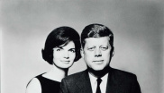 V roce 1953 požádal budoucí prezident Spojených států amerických o ruku tehdy ještě Jacqueline Lee Bouvierovou. Jedna z nejstylovějších žen své doby se zdobila prstenem s téměř tří karátovým smaragdem a diamanty stejné váhy. V roce 1963 se do prstenu přidalo dalších 2,12 karátů diamantů. Dnešní cena tohoto šperku je 66 milionů korun.