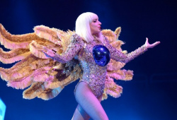 Když se řekne Lady Gaga, málokdo si vybaví něco jiného, než její šaty z masa, v nichž se před šesti lety představila na udílení cen MTV Video Music Awards. Tyto šaty však rozhodně nebyly jediným výstředním kouskem, který si Lady Gaga kdy oblékla, ba právě naopak. Zájem médií vzbudila i botami „na podpatku bez podpatku“ nebo tím, když se několikrát oblékla do takzvaných „naked dress“. Mnozí tvrdí, že si výstředností svých kostýmů kompenzuje její pěvecké dovednosti, ale podle nás vystoupení na Oscarech v roce 2015 (kde měla na sobě naprosto normální dlouhé bílé šaty) dokazuje pravý opak.
