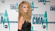 6. listopadu 2006

Na udílení cen CMA Awards v Nashville si Taylor oblékla černé dlouhé šaty a rukavičky.