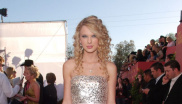 16. dubna 2007

Na udílení cen Country Music Television Awards v Nashville si oblékla blýskavé šaty od BCBG Max Azria.