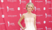 15. května 2007

Ve světle růžových šatech na Country Music Awards v Nevadě.