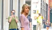 13. července 2015

V ulicích New Yorku se Taylor procházela i v těchto krásných lila šatech a čelence.