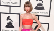 15. ledna 2016

Tyto šaty od Atelier Versace byly ušité přímo pro Taylor Swift na míru. Zkombinovala je s botami od Stuart Weitzman a tento komplet si oblékla na předávání Grammy Awards.
