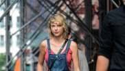 8. srpna 2016

Taylor ví, že v New Yorku je nejlepší nosit něco pohodlného, a tak vyrazila do ulic v džínové sukni s laclem, růžovém topu a teniskách Gucci...