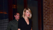 9. září 2016

Večerní Manhattan si žádá elegantnější look, a tak Taylor zvolila áčkovou bílou minisukni a černý top s véčkovým výstřihem v kombinaci s černými sandály na podpatku.