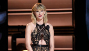 2. listopadu 2016

Taylor vystoupila na udílení CMA Awards jako překvapení, aby vyhlásila váženou kategorii "bavič roku". Na sobě měla šaty s průstřihy od Julien MacDonald.