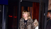 7. listopadu 2016

Na narozeninovou oslavu zpěvačky Lorde v baru ZZ's Clam v New Yorku si Taylor vzala na sebe tričko a šortky v kombinaci s leopardím kabátem a černými sandály na platformě. 