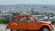 6. Můžete Paříž projet takzvanou "kachnou" aneb Citroënem 2CV a nikdo se na vás nebude dívat divně. Doporučujeme projížďku zakončit na Montmartru, odkud je výhled na Paříž zkrátka úchvatný.