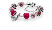 Pandora

"Mějte své srdce na dlani s tímto šperkem s romantickou růžovou a červenou barvou," vyzývá Pandora. Náramek nese název Vzplanutí lásky.