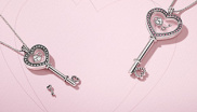 Pandora

V kolekci Medailonky lásky najdete i tento klíč k srdci.