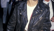Demi Moore

Díky roli ve filmu Duch se Demi ke konci 80. let stala velmi populární ikonou. A za tenhle look by se na ulici nemusela stydět ani dnes.