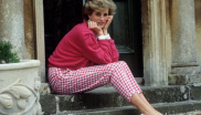 Diana Spencer

Princezna Diana byla pravděpodobně tou nejfotografovanější, nejsledovanější, nejvíce posuzovanou okolím a také nejpronásledovanější ženou osmdesátých let. Ale ani veškerá pozornost ji neodradila od oblékání těch nejstylovějších outfitů snad každý den. Krátké blonďaté kudrny a róby od návrhářů měla v oblibě až v devadesátých letech, ale o pár let dříve nosila ještě ofinu, jemně nalíčené oči a kostýmky, které obdivujeme dodnes.