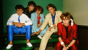 Duran Duran

Jedna z nejpopulárnějších britských kapel osmdesátých let proslavila spoustu trendů té doby. Kromě toho nosili také rtěnky a tehdy velmi populární extravagantní účesy.