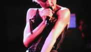 Madonna

Představte si svět, ve kterém není Madonna. To by snad ani nešlo, byla by to moc velká nuda. Dnes ji můžete buď milovat nebo nenávidět, ale v 80. letech byla Madonna symbolem všeho, co bylo cool, vzrušující a nové. Italsko-americká zpěvačka a tanečnice byla jednou z prvních, kdo si vytvořil svůj vlastní osobitý look a o chvíli později už všichni chtěli krajkované rukavičky, tříčtvrteční černé legíny, trička s nápisy a výrazné oční linky. A nekopírovali pouze její styl, samozřejmě také milovali její hudbu.