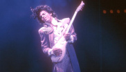 Prince

Další z neodmyslitelných hudebních i módních ikon osmdesátých let, které nelze odepřít nadčasový styl. Černé kudrny, péřové boa,... Prince zkrátka uměl zaujmout.