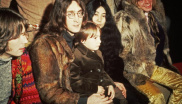 1968

Yoko, John a Johnův syn Julian (jeho matka byla Cynthia Lennon) na natáčení show The Rolling Stones Rock and Roll Circus. Vystoupili zde také Jethro Tull, The Who, Taj Mahal, Marianne Faithfull nebo Eric Clapton.