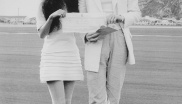březen 1969

John a Yoko ukazují svůj oddací list krátce po svatbě na Gibraltaru. Fotka je pořízená před odletem na svatební cestu do Paříže.