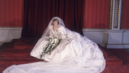 12. Její svatební šaty trhaly rekordy

Zdobilo je více než 10 000 perel a osmimetrová vlečka – jedna z nejdelších na světě.
