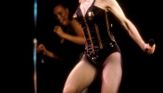 1987

Korzet se zlatými hroty na podprsence od Jeana Paula Gaultiera předvedla na svém „Who‘s That Girl“ tour.