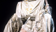 1990

Madonna jako Marie Antoinette na předávání cen MTV.