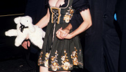 1992

Na představení její kontroverzní knihy „SEX“ se oblékla jako dojička krav.