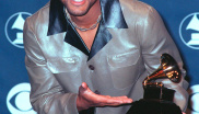 Will Smith začínal s kariérou rappera společně s Jeffem Townesem pod přezdívkami DJ Jazzy Jeff &amp; the Fresh Prince, když byl Will ještě teenager. Jejich první single Girls Ain’t Nothing But Trouble byl v roce 1986 hit a jejich debutové album Rock the House se dostalo mezi nejlepších 200 podle hitparády Billboard. V roce 1991 přišla televize NBC se sitcomem Fresh Prince, kde Will Smith hrál v šesti sériích. A pak už přišel raketový vzestup ke statusu jednoho z nejžádanějších herců v Hollywoodu s filmy, jako jsou Mizerové, Den nezávislosti nebo Muži v černém. Za filmy Ali a Štěstí na dosah byl nominovaný na Oscara.