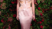Na Evening Standard Theatre Awards si Rita oblékla tyto pudrově růžové šaty od Thierryho Muglera