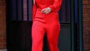 Do show Late Night with Seth Meyers přišla jako "dáma v červeném"