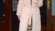 Ani v zimě Rita nepřestává být stylová v narůžovělém kabátu z umělé kožešiny a sladěnými rukavicemi.