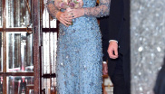 Royal Variety Performance show 2017 a modré oslnivé šaty s dlouhým rukávem od Jenny Packham. Ne nadarmo lidé přirovnávali Kate k Else z Ledového království.