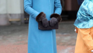 Tyrkysový kabát od Catherine Walker a kožešinový klobouk s rukavicemi byly perfektní kombinací pro návštěvu parku se sochami norské princezny Ingrid Alexandry.