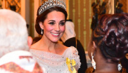 Na recepci v Buckinghamském paláci se Kate objevila v krásné čelence Cambridge Lover's Knot, která patřila princezně Dianě.