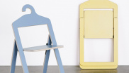 &lt;p&gt;Židle od designéra Philippa Maouina&amp;nbsp;ze studia Umbra Shift se dají složit a zavěsit do skříně, kde slouží jako ramínko na šaty. Geniální řešení pro malé byly!&lt;/p&gt;
