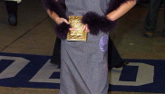 2001

Na londýnské premiéře filmu Harry Potter a Kámen mudrců vstoupila jedenáctiletá Emma poprvé na červený koberec. Pro tu příležitost oblékla poměrně odvážný outfit v podobě šedých šatů doplněných boa a fialovými botami na podpatku s pro přelom milénia typickou hranatou špičkou.