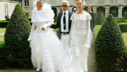 Linda jako Chanel nevěsta (2003)

Na seznamu přelomových haute couture přehlídek nesmí chybět svatební šaty. Supermodelka Linda Evangelista, která mnohokrá zazářila na přehlídkách značky Chanel, v roce 2003 ukončovala haute couture přehlídku jako takzvaná "Chanel Bride".