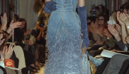 Džínovina na haute couture (1999)

Na sklonku devadesátých let se Jean-Paul Gaultier rozhodl na haute couture fashion week přijít s denimovým lookem. Haute couture atmosféru džínovým šatům dodaly našité třásně.