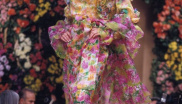 Kate Moss rozkvétá (1993)

Rok 1993 byl pro Kate Moss významný. Poprvé se objevila na obálce časopisu Vogue a zazářila na přehlídkovém mole v květovaných šatech od Yvese Saint Laurenta. Celá jeho kolekce na jaro a léto 1993 je důkazem, že móda se vrací, květované šaty v tomto stylu jsou totiž aktuálně velmi trendy.