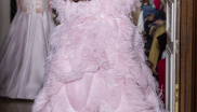 Šaty, které zbořily internet (2018)

Tyto růžové šaty s peříčky od Valentina vás na internetu nemohly minout. V roce 2018 se totiž staly populárními hned dvakrát. Poprvé, když je Kaia Gerber vynesla na haute couture fashion weeku v Paříži, a podruhé, když je oblékla Lady Gaga na premiéru filmu Zrodila se hvězda na benátském filmovém festivalu. Oba momenty se bezpochyby zapsaly do historie.