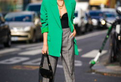 Leonie Hanne v efektní kombinaci šedých kalhot, černého topu a zeleného saka
