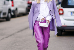 Lila sako s výraznými fialovými kalhotami Leonie Hanne doplnila bílou košilí a kabelkou